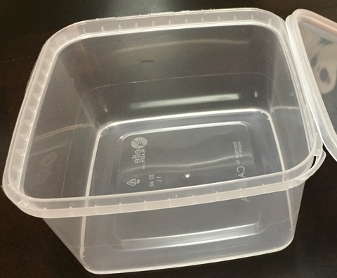 1 litre square plastic tubs with lids (box of 250)